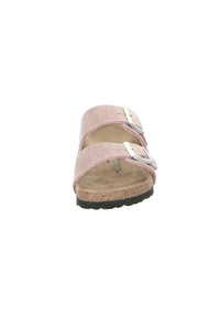 Roze suede sandalen met twee verstelbare zilveren gespen, een kurken voetbed en een gestructureerde zwarte rubberen zool. Voorkant van de sandalen die het ontwerp van de banden toont.