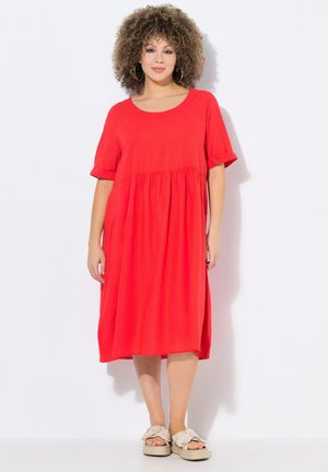 Rotes knielanges Kleid mit kurzen Ärmeln und lockerer Passform, ausgestattet mit einem gerafften Taillenbund und seitlichen Taschen, aus einem leichten Stoff gefertigt.