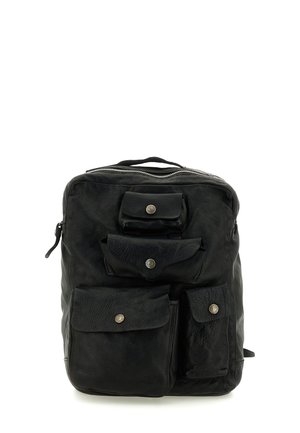 Zaino in pelle nera con quattro tasche frontali con bottoni automatici e una maniglia superiore, mostrato su sfondo bianco.
