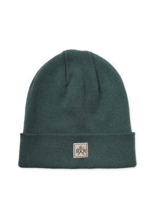 Strikket hue i dybgrøn med en foldet kant. Har en rektangulær beige lap med et emblem af krydsede værktøjer. Blød texture.