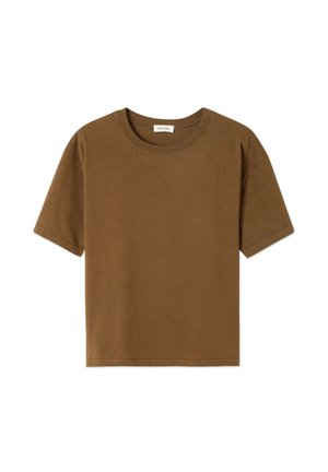 Rjava majica s kratkimi rokavi, narejena iz mehke bombažne tkanine. Ima okroglo ovratnico in sproščen kroj, brez dodatnih vzorcev ali akcentov.