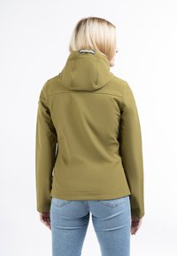 Maslinasto zelena softshell jakna s uskim krojem, visokim ovratnikom i kapuljačom. Ima ravne šavove i glatku, mat teksturu.