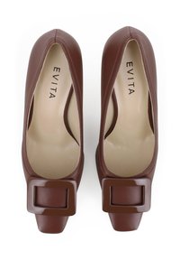 Talons hauts en faux cuir marron avec un bout carré, dotés d'une grande boucle rectangulaire et d'une doublure intérieure lisse.