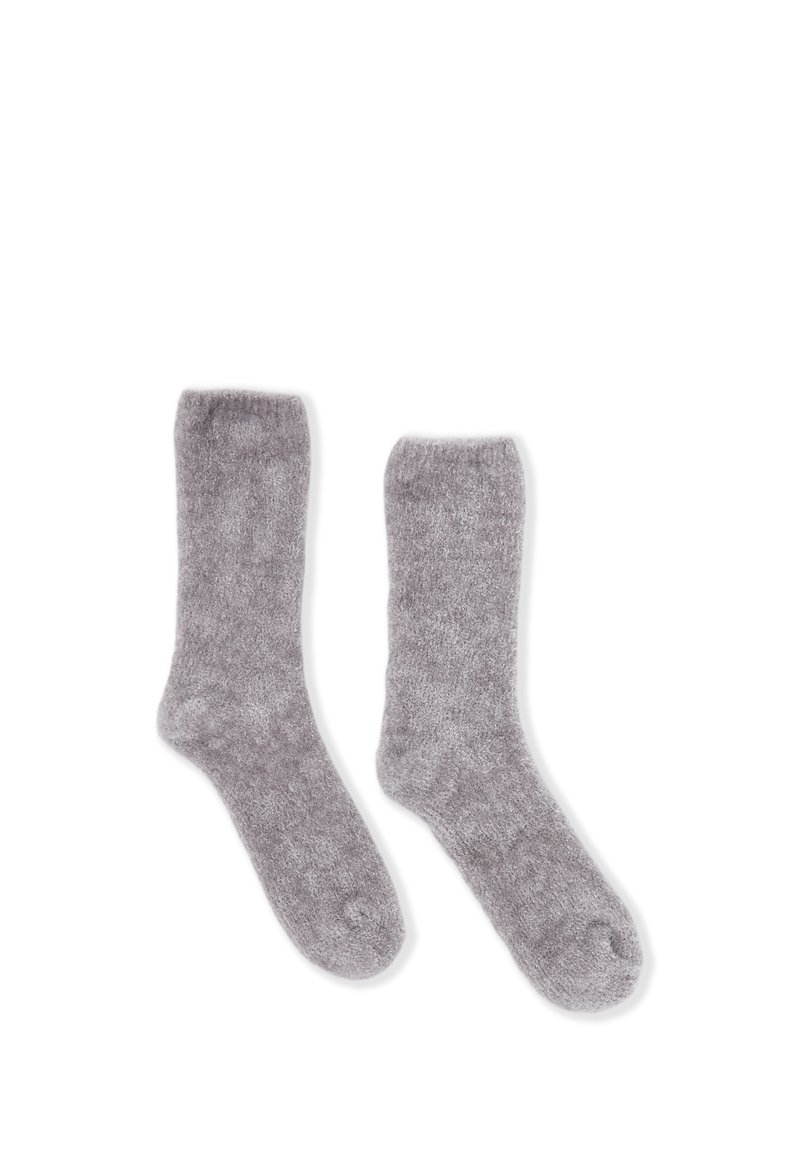 Calcetines grises de un material suave y texturizado. De longitud de tobillo con un borde acanalado en la parte superior y área de puntera reforzada, con un diseño sin costuras.