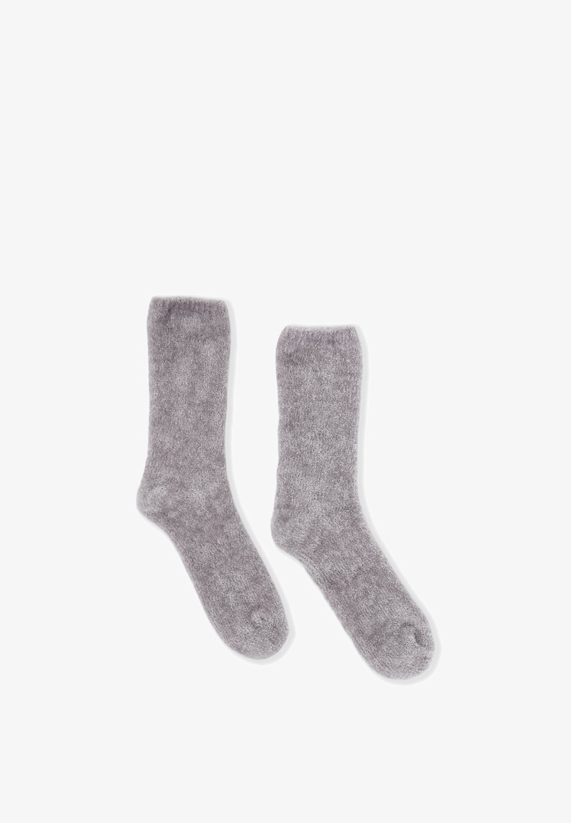 Calcetines grises de un material suave y texturizado. De longitud de tobillo con un borde acanalado en la parte superior y área de puntera reforzada, con un diseño sin costuras.