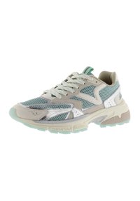 Zapatilla deportiva ligera con parte superior de malla en menta y beige, detalles en plata, cuello acolchado y suela de goma texturizada.