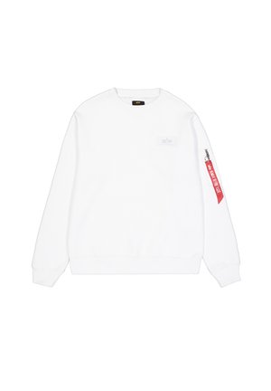 Hvid sweatshirt med rund hals, lange ærmer, et lille logo patch på forsiden og en rød lynlås lomme detalje på venstre ærme.