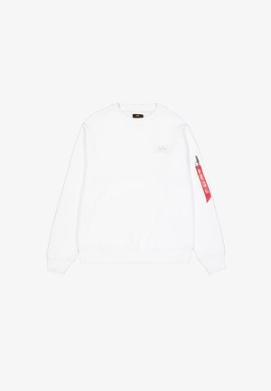 Hvid sweatshirt med rund hals, lange ærmer, et lille logo patch på forsiden og en rød lynlås lomme detalje på venstre ærme.