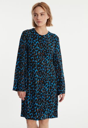 Schwarzes Kleid mit langen Ärmeln, das mit einem blauen und braunen Leopardenmuster verziert ist. Weicher Stoff mit einem runden Ausschnitt und lockerem Schnitt.