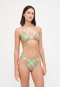 Dreieckiger Bikini in einem mehrfarbigen Karomuster mit Orange, Blau und Gelb. Das Material wirkt glatt; gebundene Träger und minimaler Schnitt.