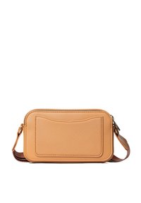 Borsa in pelle marrone chiaro con forma rettangolare, superficie strutturata, chiusura a zip e tracolla rimovibile. Presenta una tasca frontale con design curvo.