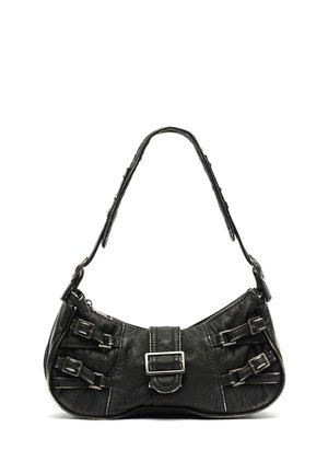 Sac à main en cuir noir à silhouette incurvée, avec des boucles décoratives sur les côtés et une finition texturée. Courte bandoulière pour un usage à la main ou à l'épaule.