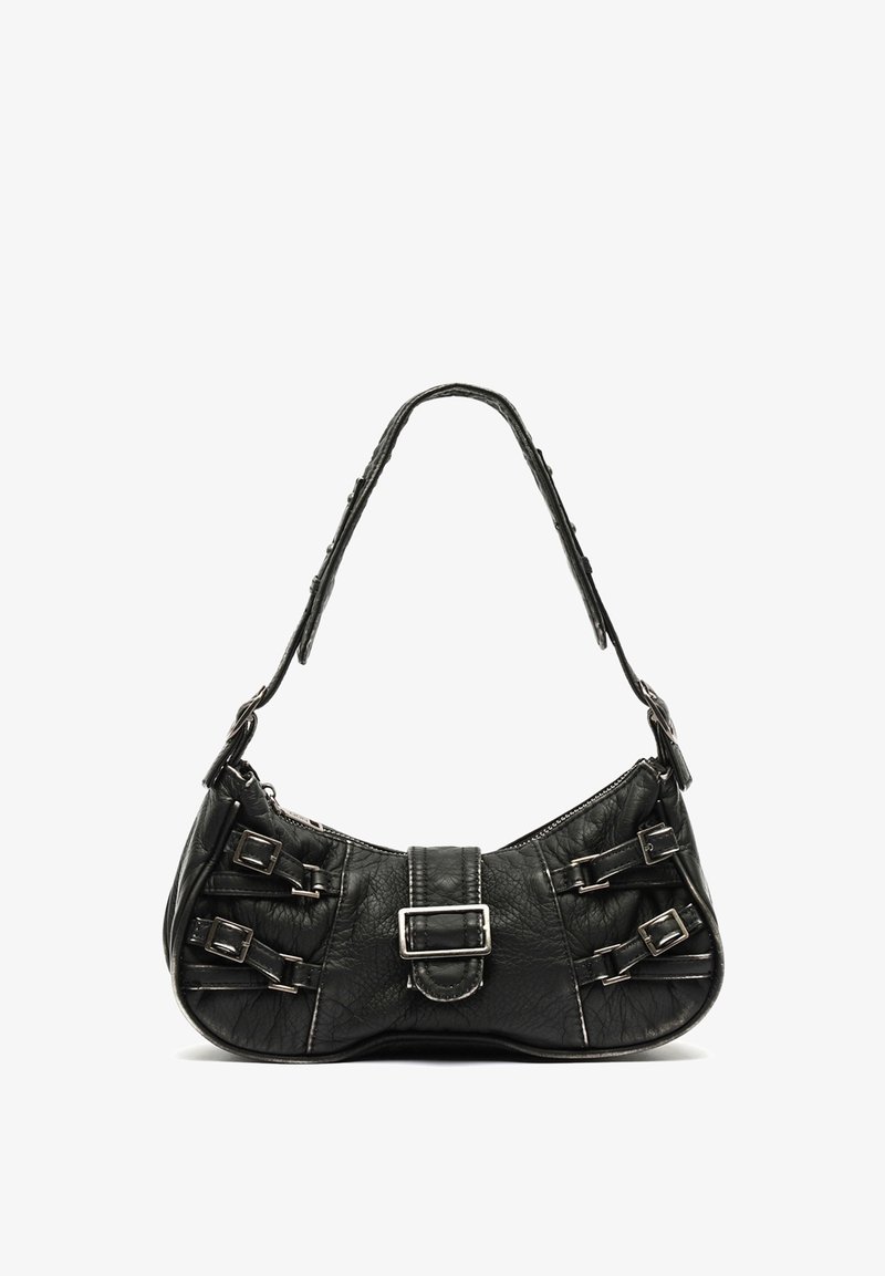 Sac à main en cuir noir à silhouette incurvée, avec des boucles décoratives sur les côtés et une finition texturée. Courte bandoulière pour un usage à la main ou à l'épaule.