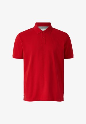 Einfaches rotes Polo-Shirt mit kurzen Ärmeln, zwei Knöpfen und klassischem Kragen, präsentiert vor weißem Hintergrund.