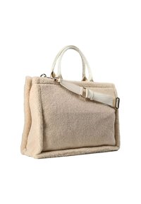 Beige rechthoekige handtas met zachte fleece textuur, korte stoffen handgrepen en een verstelbare schouderriem met metalen gespen.