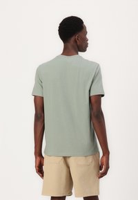 GAP EVERYDAY SOFT CREW SOLID - Pamata T-krekls - gasoline green