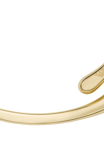 Bracelet en métal doré avec un design lisse et incurvé. Présente un accent délicat à motif sur un côté. Surface polie avec une qualité réfléchissante.