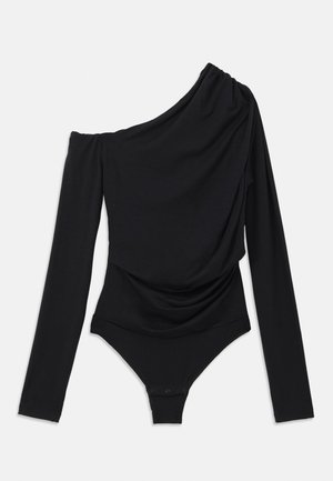 Czarny bodysuit z długim rękawem, z jednoczęściowym projektem bez jednego ramienia, zgromadzoną tkaniną z jednej strony oraz zapięciem napowym na dole. Gładka faktura.