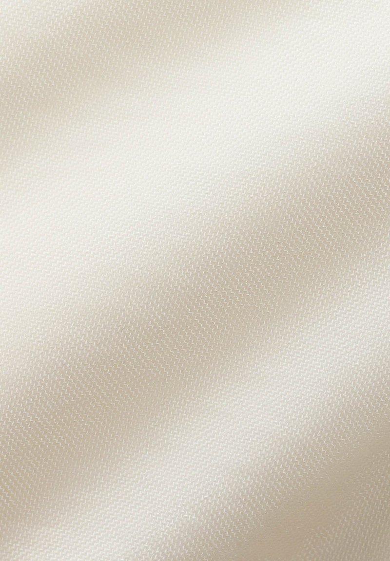 Tessuto liscio di colore beige chiaro con un motivo finemente intrecciato che crea una superficie leggermente texturizzata e pieghe delicate.