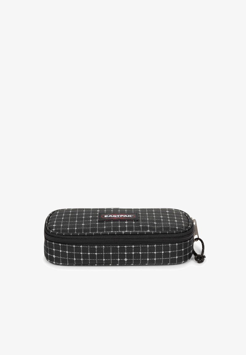 Trousse noire rectangulaire avec motif en grille blanche, fermeture éclair, étiquette de marque sur le dessus et finition en tissu texturé.