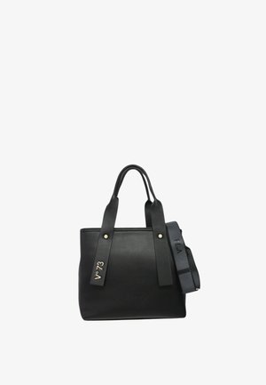 Zwarte lederen tote bag met twee stevige handvatten bovenaan, een verstelbare schouderband en een gegraveerd logo op de zijkant. Zachte textuur, gestructureerde vorm.