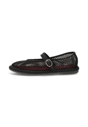 Zapato plano Mary Jane de malla negra con correa ajustable y hebilla redonda plateada, suela plana y plantilla roja visible a través de la malla.