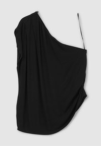 Haut asymétrique noir sans manches avec une fine bretelle sur l'épaule droite et tissu drapé sur le côté gauche sur fond clair.