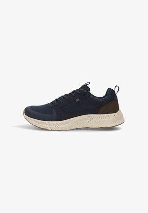 Zapato deportivo con parte superior de malla azul marino, cierre de cordones, acentos marrones y suela texturizada de color crema con manchas negras.