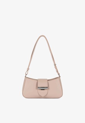 Borsa beige in pelle sintetica dalla forma curva, con tracolla regolabile e chiusura a patta frontale con ferrature argentate e un dettaglio geometrico.