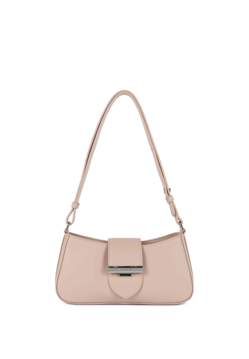 Borsa beige in pelle sintetica dalla forma curva, con tracolla regolabile e chiusura a patta frontale con ferrature argentate e un dettaglio geometrico.