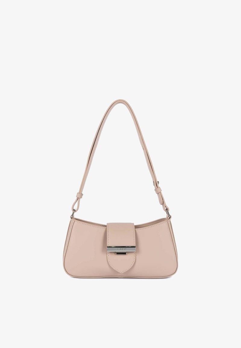 Borsa beige in pelle sintetica dalla forma curva, con tracolla regolabile e chiusura a patta frontale con ferrature argentate e un dettaglio geometrico.