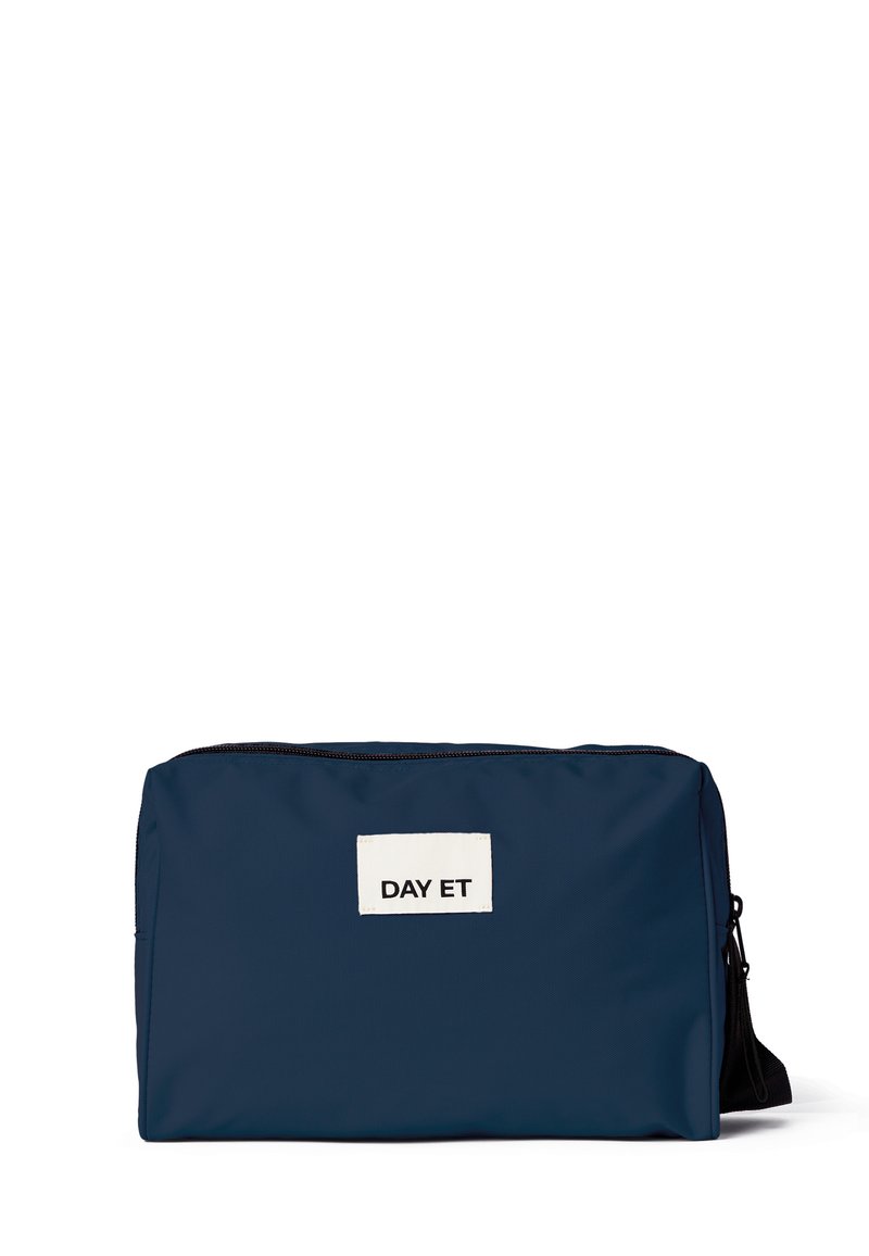 Borsa in nylon blu navy dalla forma rettangolare, con un'etichetta in tessuto bianco che riporta la scritta "DAY ET" e una cerniera nera. Design semplice e funzionale.