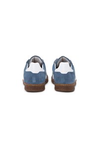 Μπλε σουέντ αθλητικά παπούτσια με λευκές λεπτομέρειες, στρογγυλή μύτη και υφασμένο καφέ λάστιχο στη σόλα. Λείο εσωτερικό επένδυση και μινιμαλιστικός σχεδιασμός.