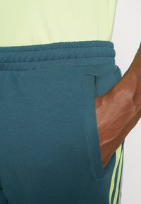 adidas Sportswear FUTURE ICONS 3-STRIPES - Pantalones deportivos - arctic night