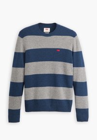 Pull rayé bleu et gris avec col rond, fabriqué en tissu tricoté doux. Comprend des poignets et un ourlet côtelés, avec un petit logo rouge sur la poitrine.