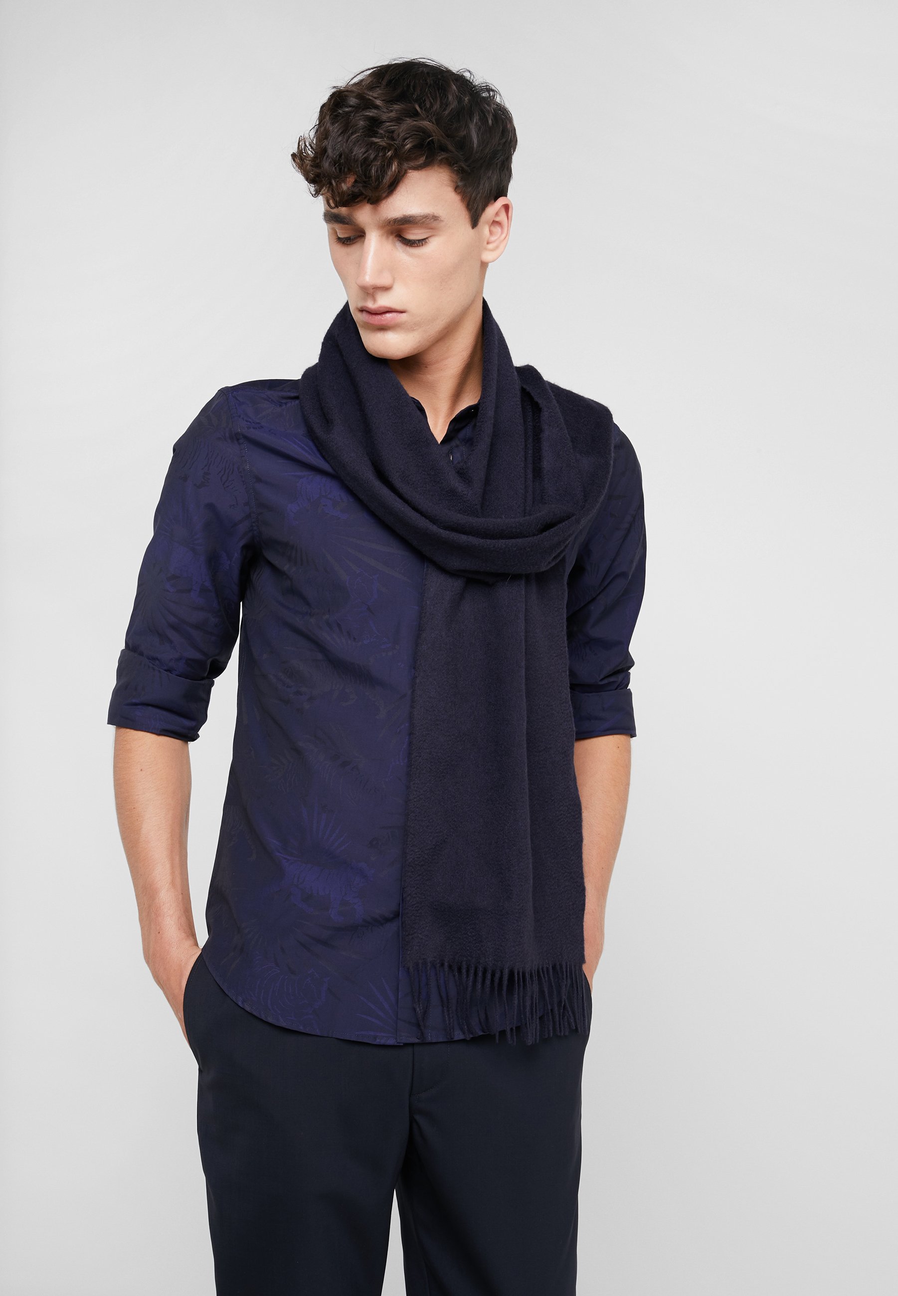 Johnstons of Elgin Sjaal - dark navy 