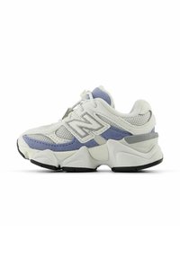 Sneaker bianco e lilla chiaro con tomaia in rete, dettagli testurizzati e suola spessa. Presenta un dettaglio del logo e un colletto imbottito.