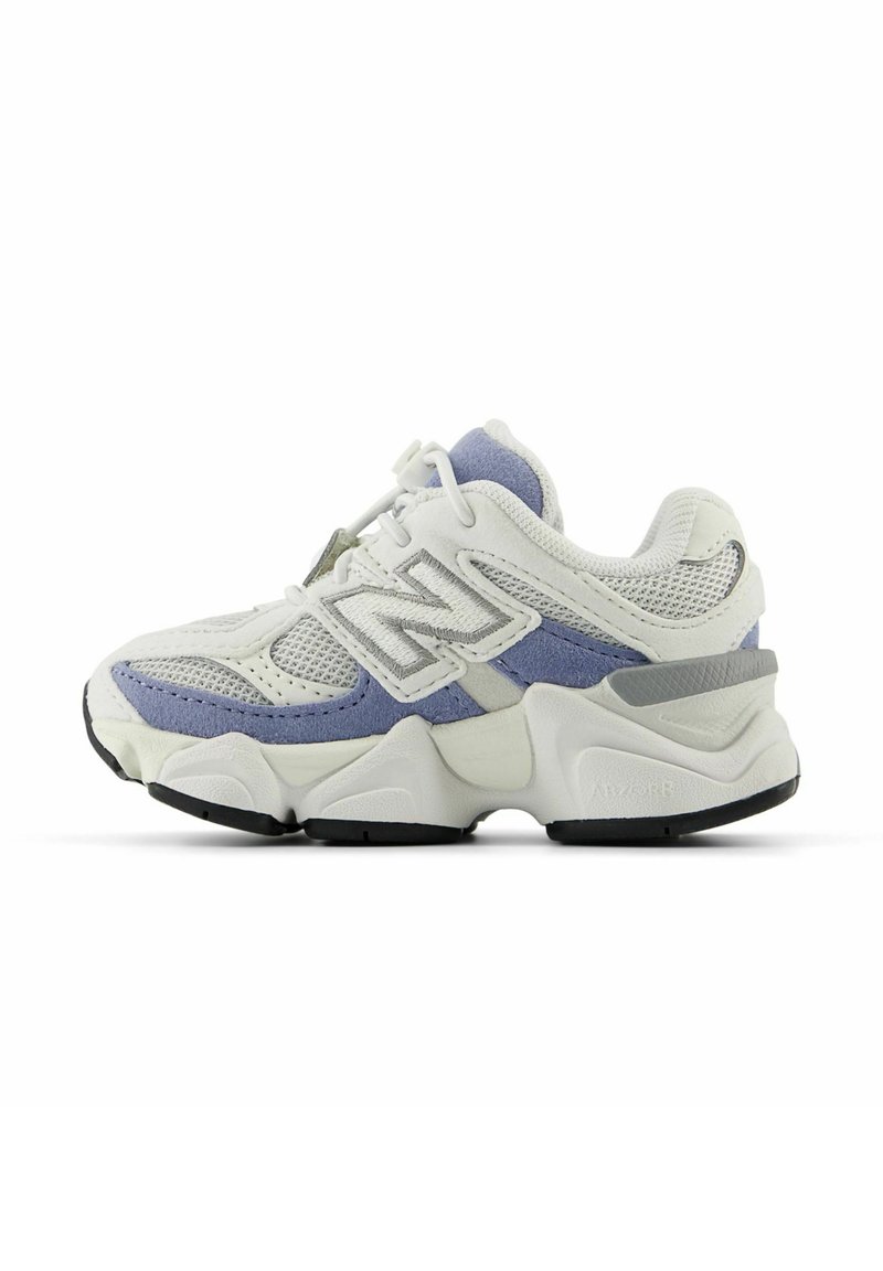 Sneaker bianco e lilla chiaro con tomaia in rete, dettagli testurizzati e suola spessa. Presenta un dettaglio del logo e un colletto imbottito.