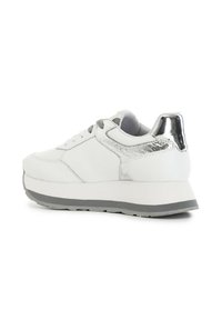 Baskets en cuir blanc avec un accent métallique argenté sur le talon, une semelle intermédiaire grise et des surfaces texturées. Dispose d'un système de fermeture à lacets.