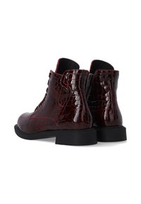 Dunkelrote, krokodilgeprägte Ankle Boots mit glänzendem Finish, Schnürverschluss vorne und seitlichem Reißverschluss. Schwarze Gummisohlen für guten Halt.