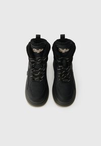 Μαύρες ankle μπότες με ψεύτικη γούνα στον λαιμό, υφασμάτινο δέρμα και μαύρα-λευκά μοτίβα στις κορδόνες. Περιέχει λογότυπο και μαλακό πάτο με ανάρτηση.