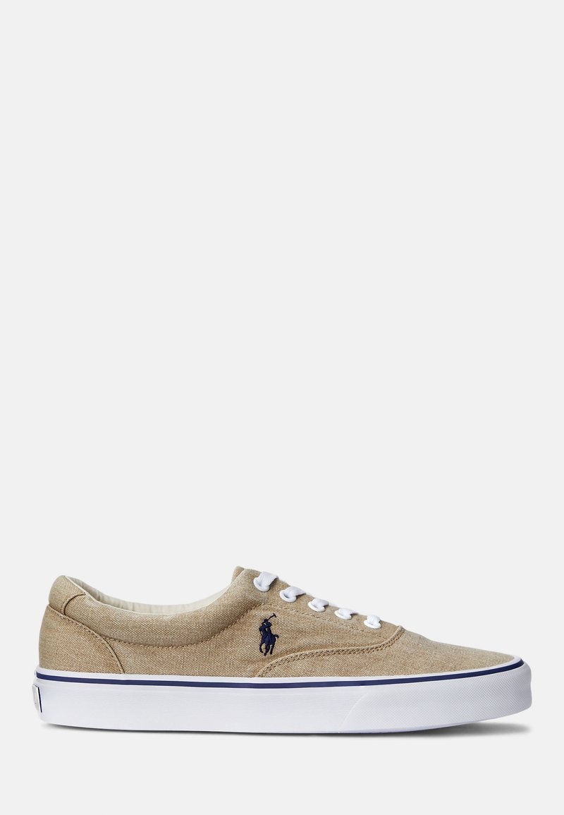 Beige Niedrigschuh-Sneaker aus Leinwand mit weißen Schnürsenkeln, weißer Gummisohle und auf der Seite gesticktem Logo eines Polo-Spielers in marineblau.
