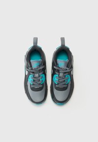 Tenisky Nike Air Max v sivej farbe s tyrkysovými akcentmi, s textúrovaným zvrškom, šnúrkami a vystuženou špičkou.