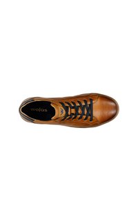 Sneaker in pelle marrone con lacci neri, punta rotonda e dettagli testurizzati. Presenta una soletta imbottita con il marchio "wojas".