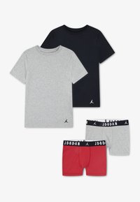 Ensemble de deux t-shirts en coton gris et noir, accompagnés de boxers gris et rouges. Comprend des accents de logo et des ceintures élastiques.