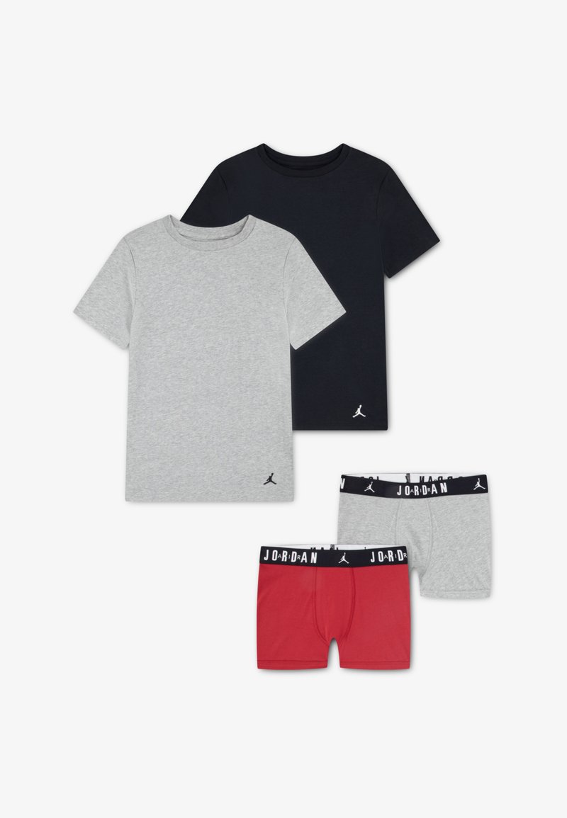 Ensemble de deux t-shirts en coton gris et noir, accompagnés de boxers gris et rouges. Comprend des accents de logo et des ceintures élastiques.