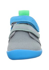 Pantof casual pentru copii din material textil gri, talpă de cauciuc albastră, curele Velcro verzi și albastre și o etichetă de prindere verde pe fundal alb.