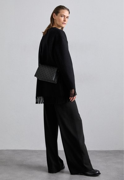 By Malene Birger LOENNA - Soma ar siksnu pāri ķermenim - charcoal