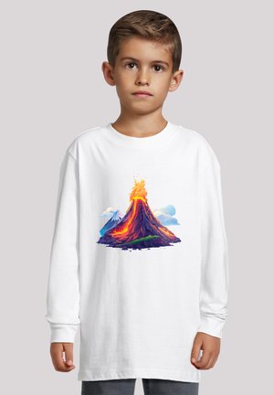 Langärmliges weißes T-Shirt mit einem bunten Vulkan-Graphic, der rote und orange Lava zeigt, umgeben von Bergen und Wolken.