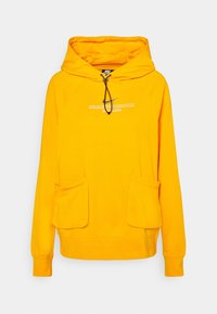 Geel hoodie met kangoeroezakken, trekkoord en logo-details in het blauw. Zachte stof met ribbels aan de mouwen en zoom.